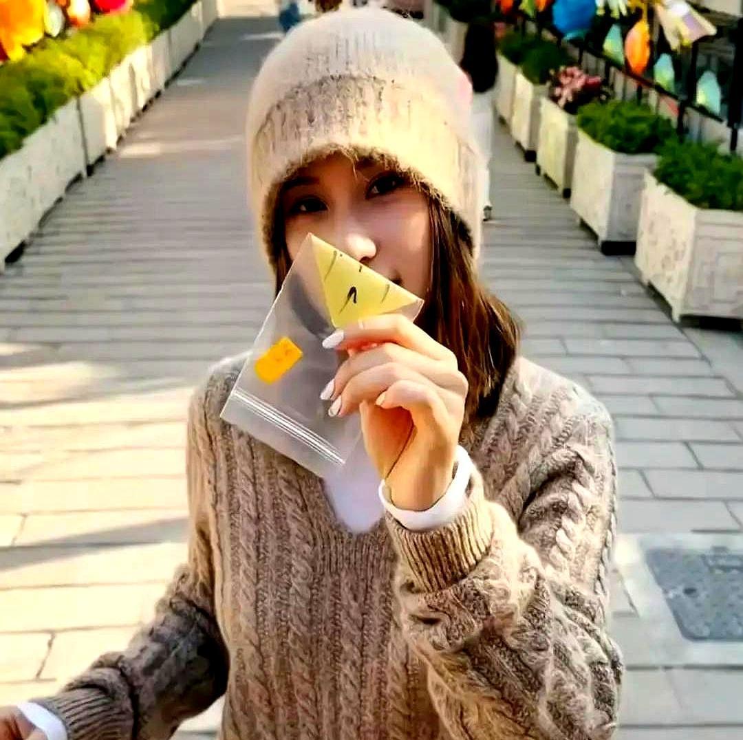 身家百亿的豪门千金，正把额头抵着冰凉的水泥地。凌晨五点，香港黄大仙祠。何超莲