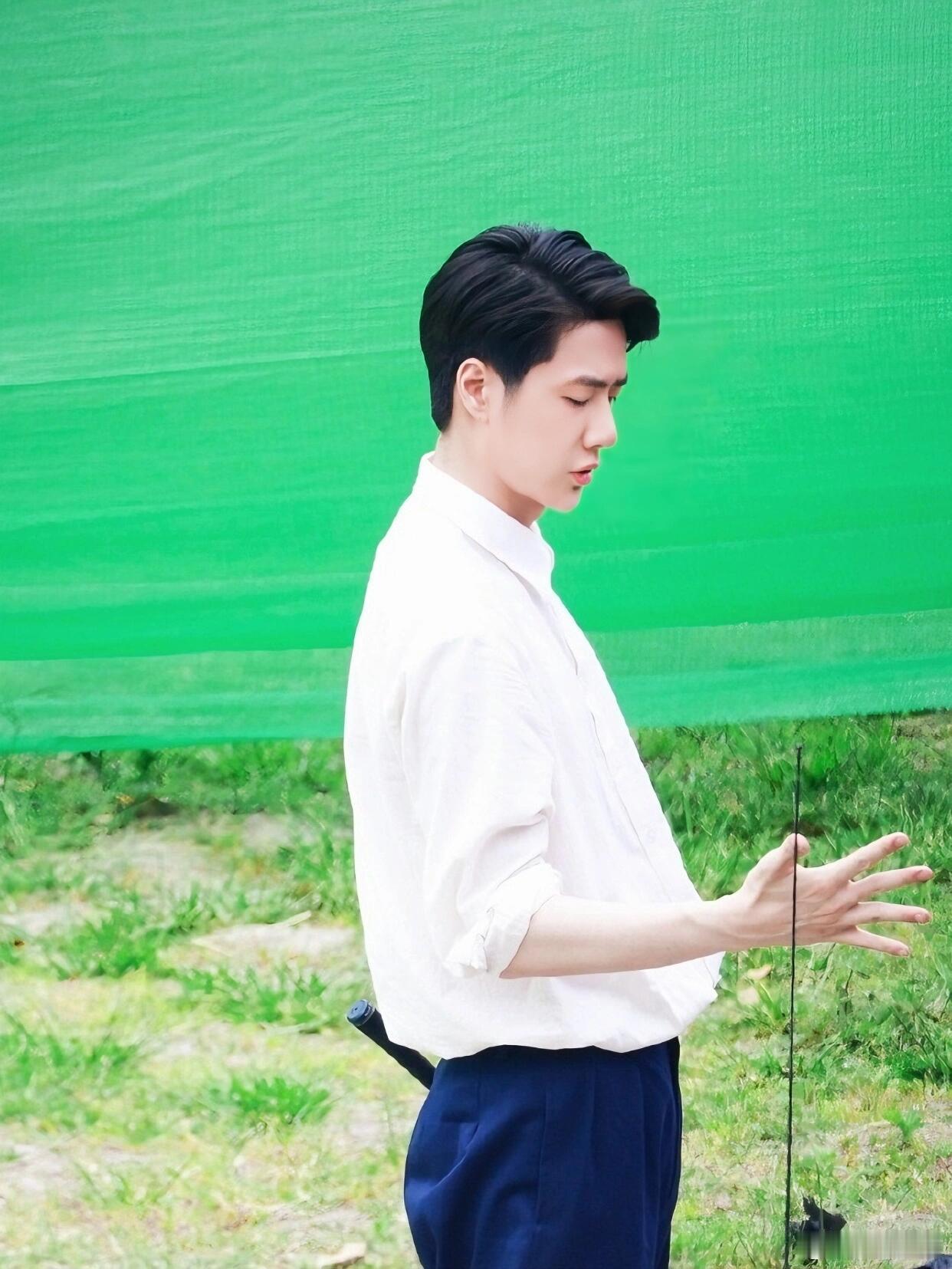 王一博白衬衫打高尔夫⛳️这组太帅了！​​​