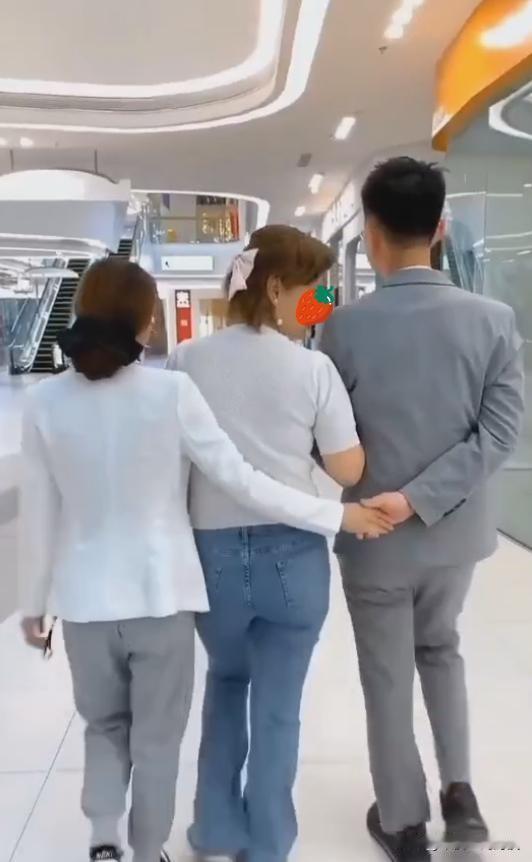 女领导的膝盖红了，被她闺蜜笑了一早上。笑得我心里直发毛。果然吃早餐的时候，我