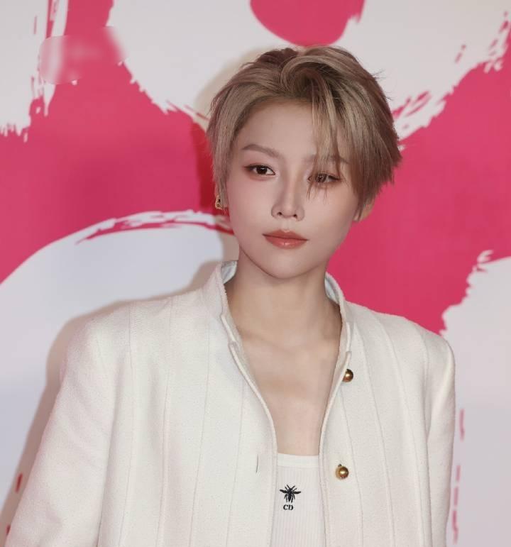 刘雨昕迪奥C位这波是不是有点太“理直气壮”了？家人们有没有刷到迪奥活动那组大合影