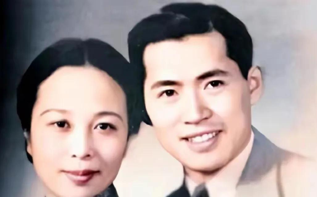 1906年，李鸿章的侄孙女出嫁，嫁妆铺满整整十条街。一老太太看到后说：“太过招摇