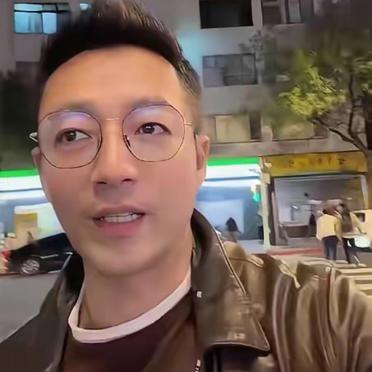 汪小菲在台北直播，兴致勃勃地宣布父亲汪大爷要来。从头到尾，没提母亲张兰一个字