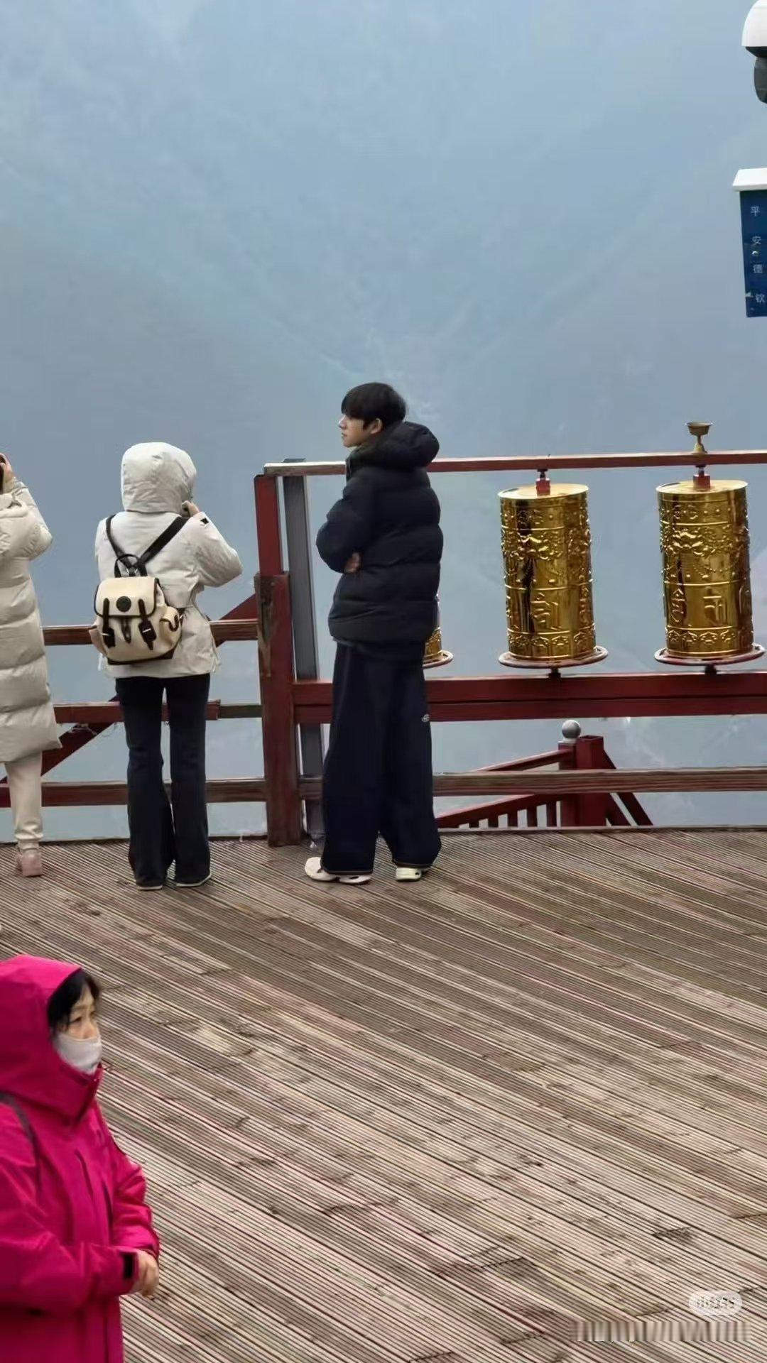 梅里雪山偶遇陈浚铭陈浚铭去梅里雪山了好小的一颗头