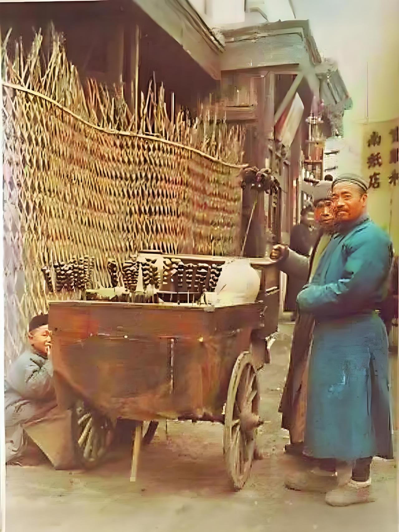 这张照片呈现了上世纪二三十年代街头的冰糖葫芦摊位景象。古朴的木质推车旁，插满了一