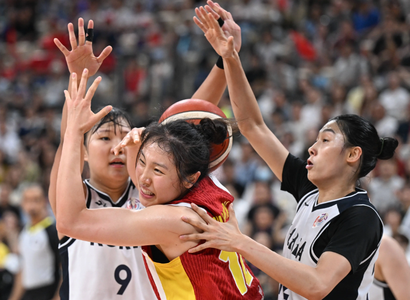 真是令人愤慨！9月25日的亚运会女篮半决赛中，韩国女篮在战胜中国女篮之后，竟然还不满足，做出了一种在