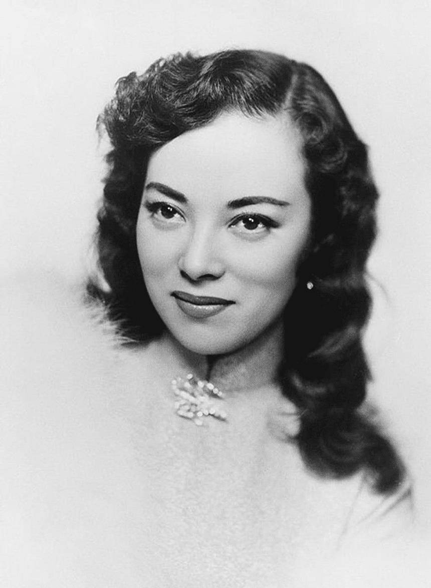 1945年，女汉奸李香兰将被执行枪决，谁料，临刑前她突然解开胸口扣子，从胸前掏出