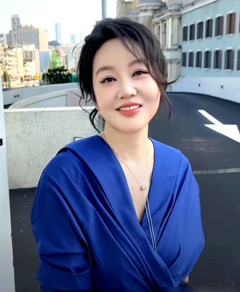 金鹰奖现场，主持人念提名名单时，闫妮蹭一下站起来了，手里那信封跟烫手山芋似的举在