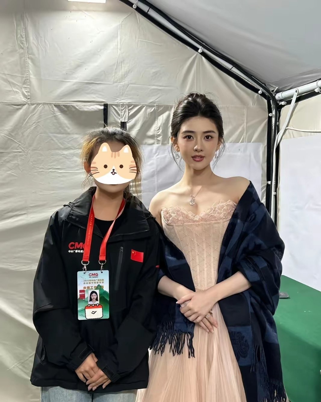 女明星和普通人真的有壁，梁洁看着是小美女，一跟素人同框才看出是实打实的大美人。