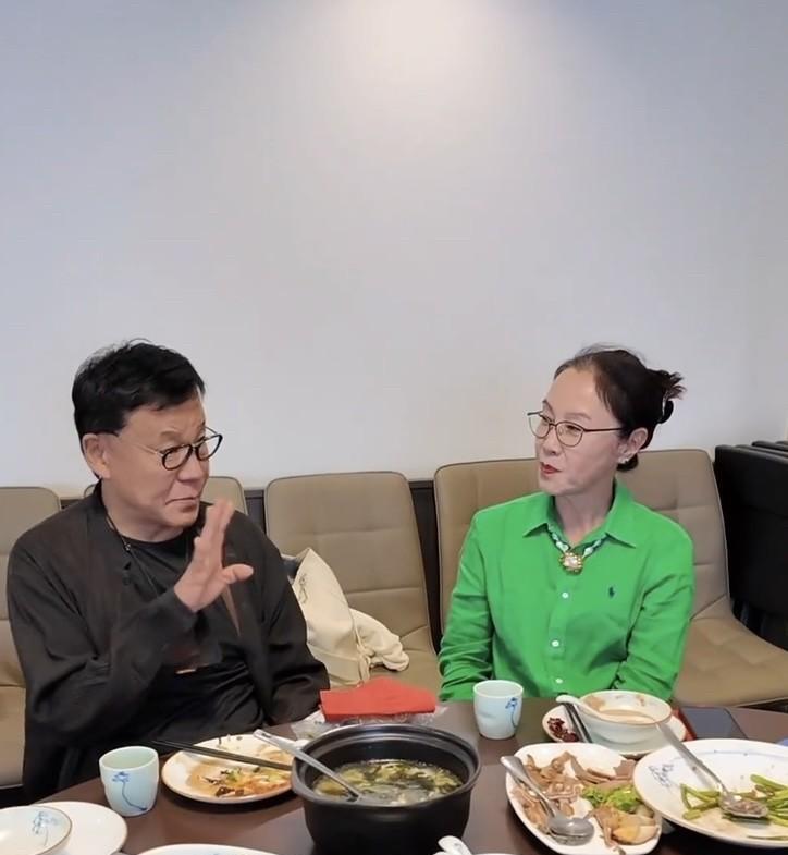 李国庆跟妻子张丹红去欧洲度蜜月，饭桌上李国庆说妻子出身好，选择对象跟金钱无关，张