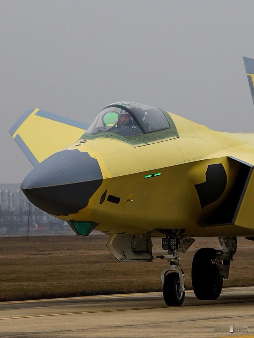 【首度公开！——网友：漂亮！】继本月初中航沈飞公开歼35系列战机第一飞呈现的绿皮