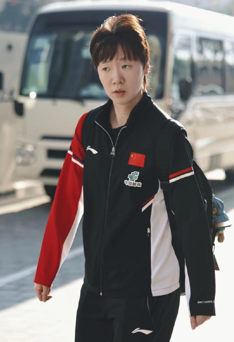 多哈清晨的阳光☀️洒在奔赴训练场的路上。一身国家队战袍的王曼昱目光坚定