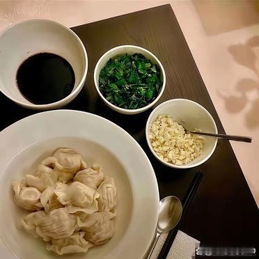 费翔除夕夜晒了盘饺子。几碟小菜，一张照片。评论里开始有人叹气，说这看着有点凄