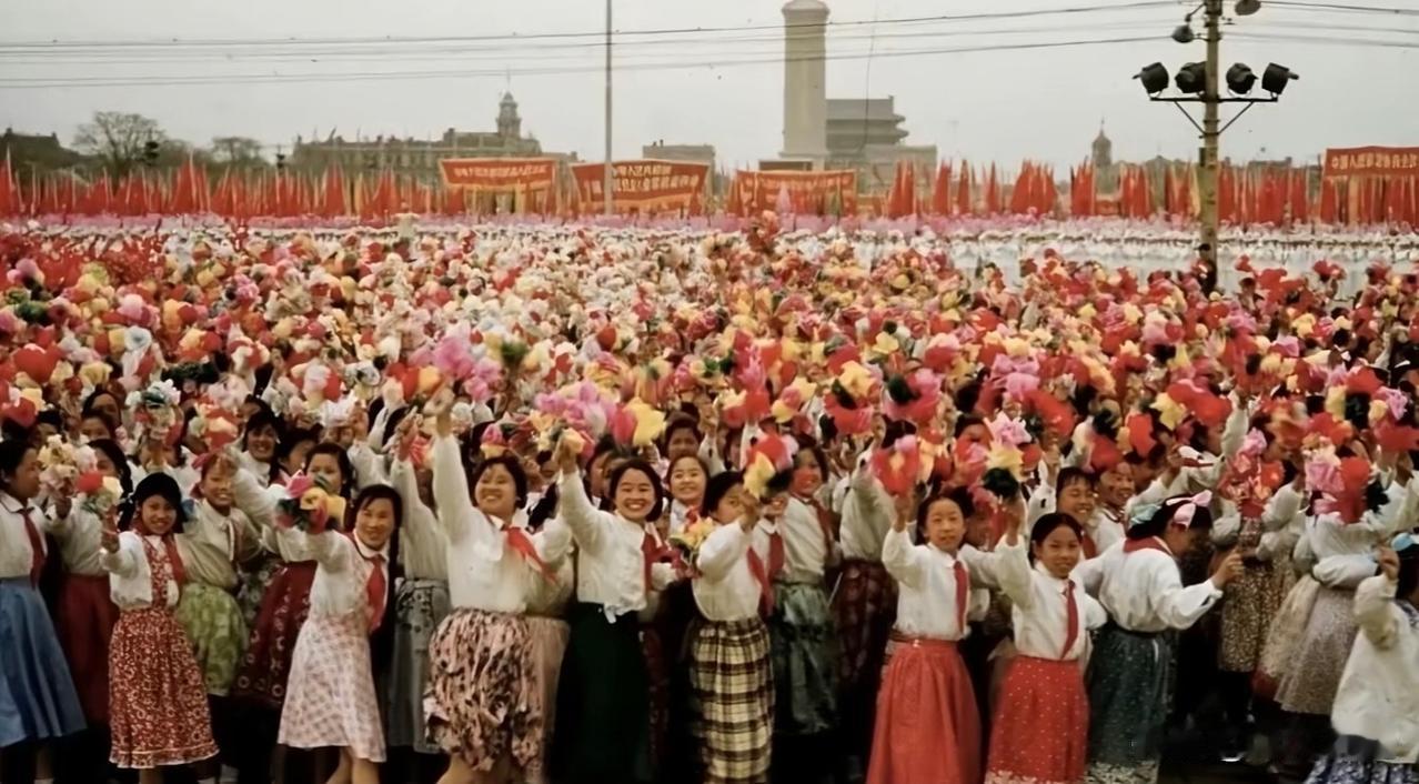 这两张图片用一句话形容最切贴：“人民万岁！”