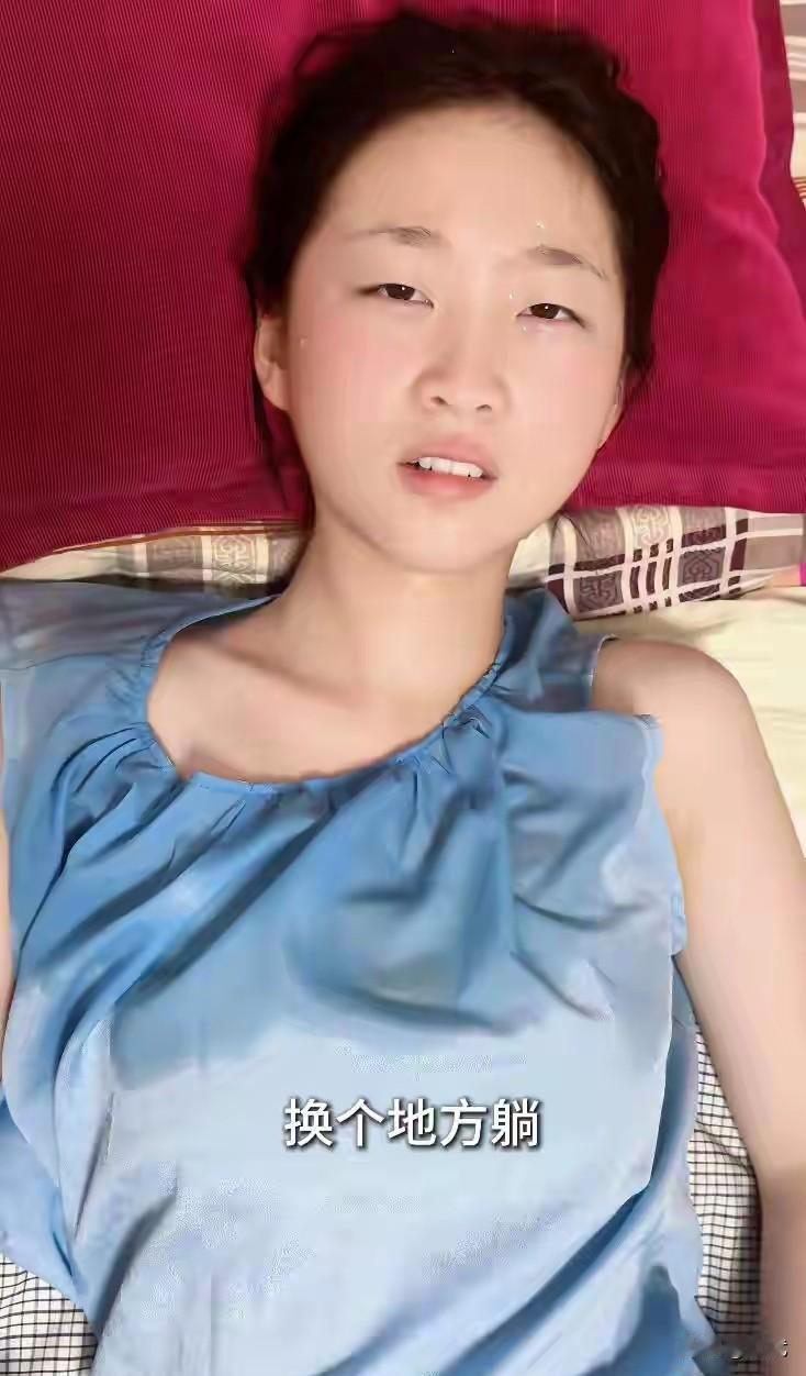 一个十多岁的女孩满头大汗，天气太热了就跟她妈说：“妈，我热得顶不住，开下空调行不
