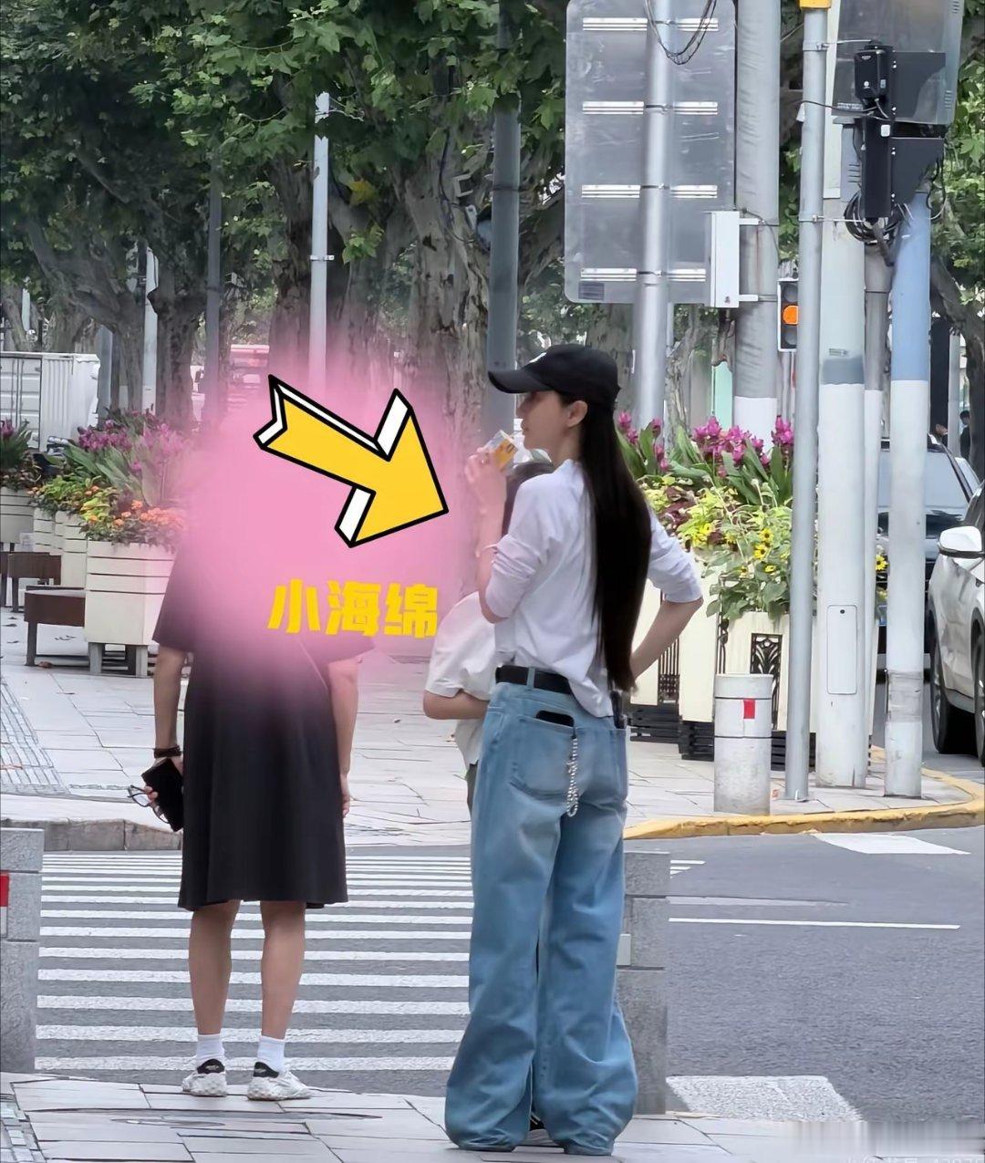 有网友在上海街头，偶遇Angelababy，还有小海绵！这孩子长得好快，他的身高