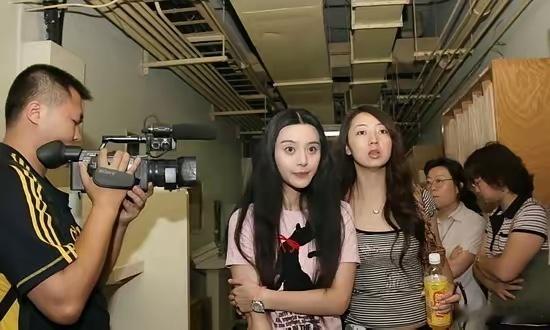 看到这组古早冰冰整容鉴定突然回忆起早年互联网对美女的攻击真的好疯狂….