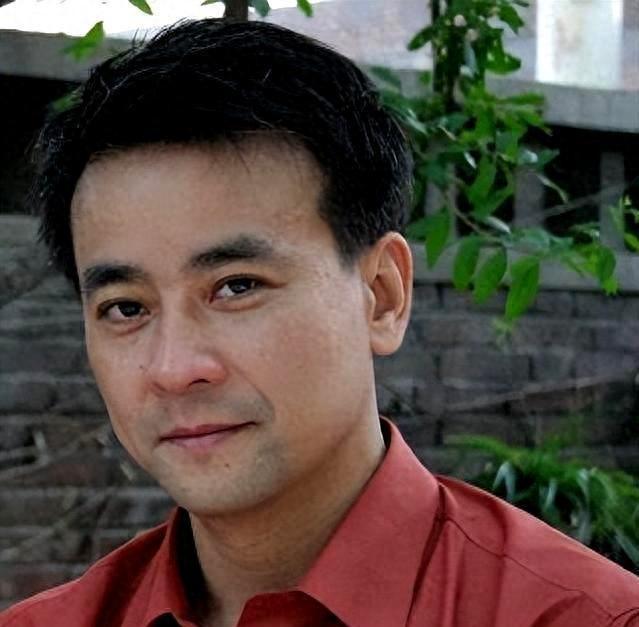 2009年，44岁的演员罗钢在一场聚会上遇到21岁的郝蕾。她是一个山东姑娘，也是