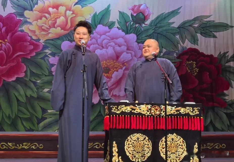 张鹤擎又一次迎来自己的高光时刻，被郭德纲安排随鼓曲社到新加坡演出了。这可是德云鼓
