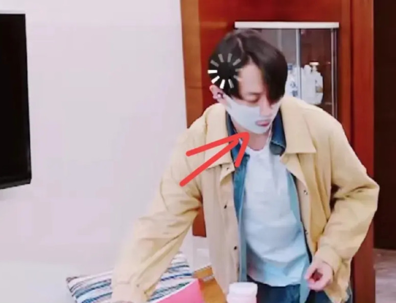 不怪董璇父母看不起张维伊，要是我看见张维伊这样我也不想搭理他，进门带个美容面罩，