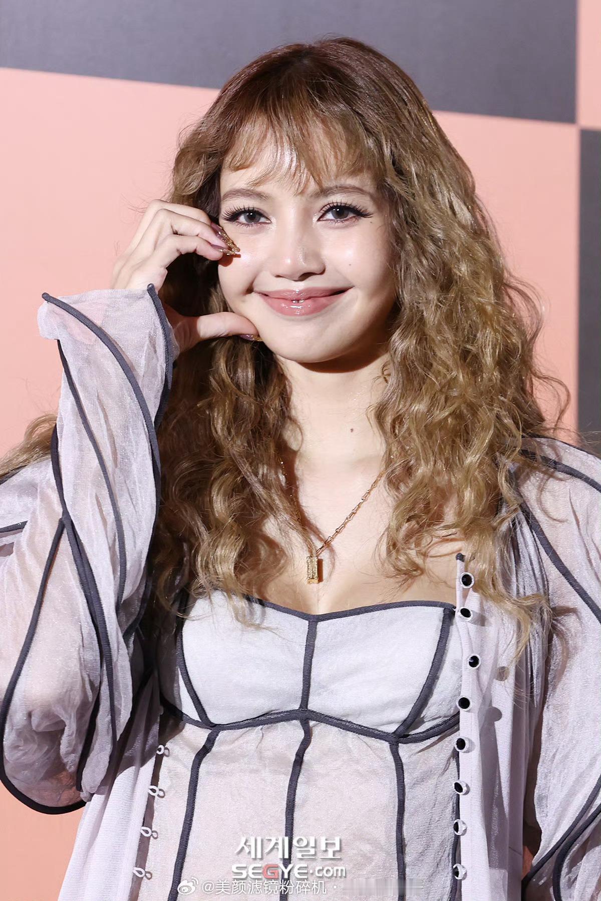 Lisa今日活动生图又换回韩国爱豆妆了，猪油唇，油光肌