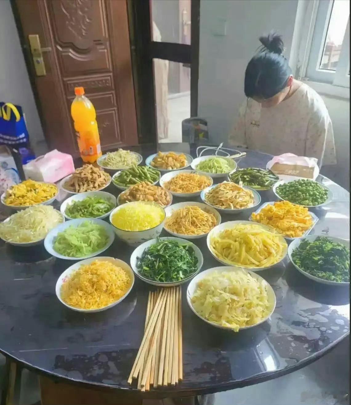 网友第一次到男友家去，做了这么一桌饭菜，该怎么办？
