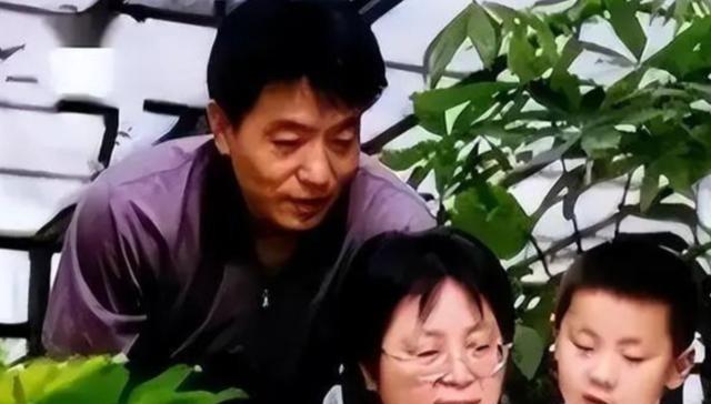 1988年，23岁的清华女研究生在火车上对一个35岁的男人一见钟情。女孩父母强烈