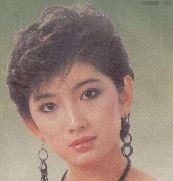 1975年，刘玉璞刚洗完澡，却突然遭到父亲酒后的疯狂袭击，父亲死死拽住她的头发，