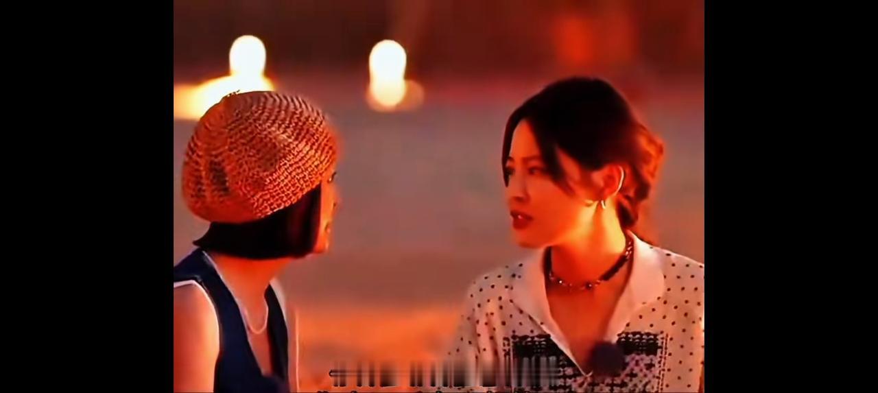秦岚嗓子咋了？——节目里，秦岚嗓子哑了。点评：什么原因？这是一种风格