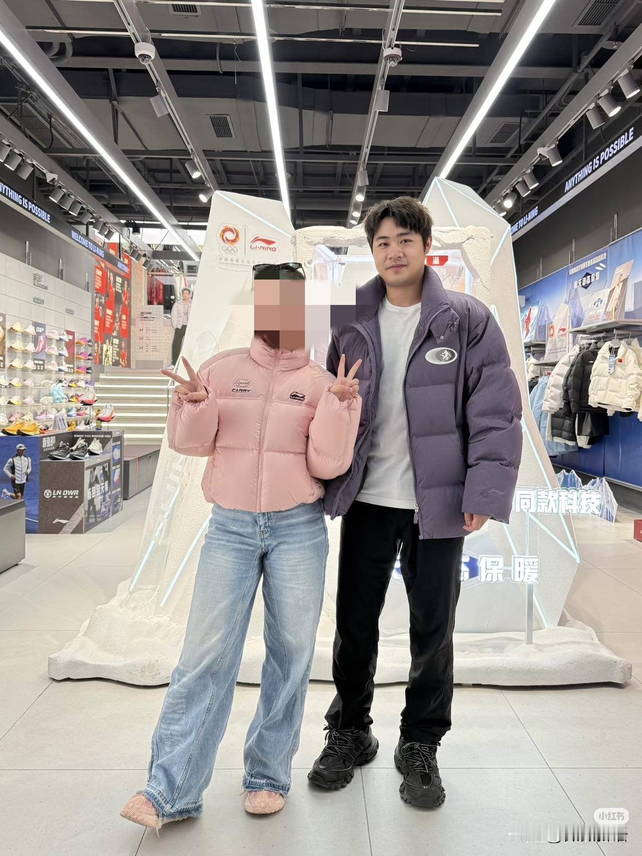 曹巍还在成都呢。昨天中国队的比赛结束后，曹巍没有去采访，昨晚曹巍是在解说比赛了