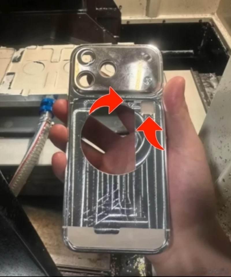 今年的iPhone17系列全系都是铝合金中框，质感上可能没有之前的Pro高级了