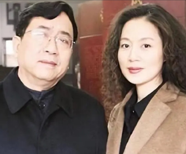 1992年，余秋雨二婚娶了小16岁的黄梅戏演员马兰，洞房花烛夜，余秋雨向妻子提出