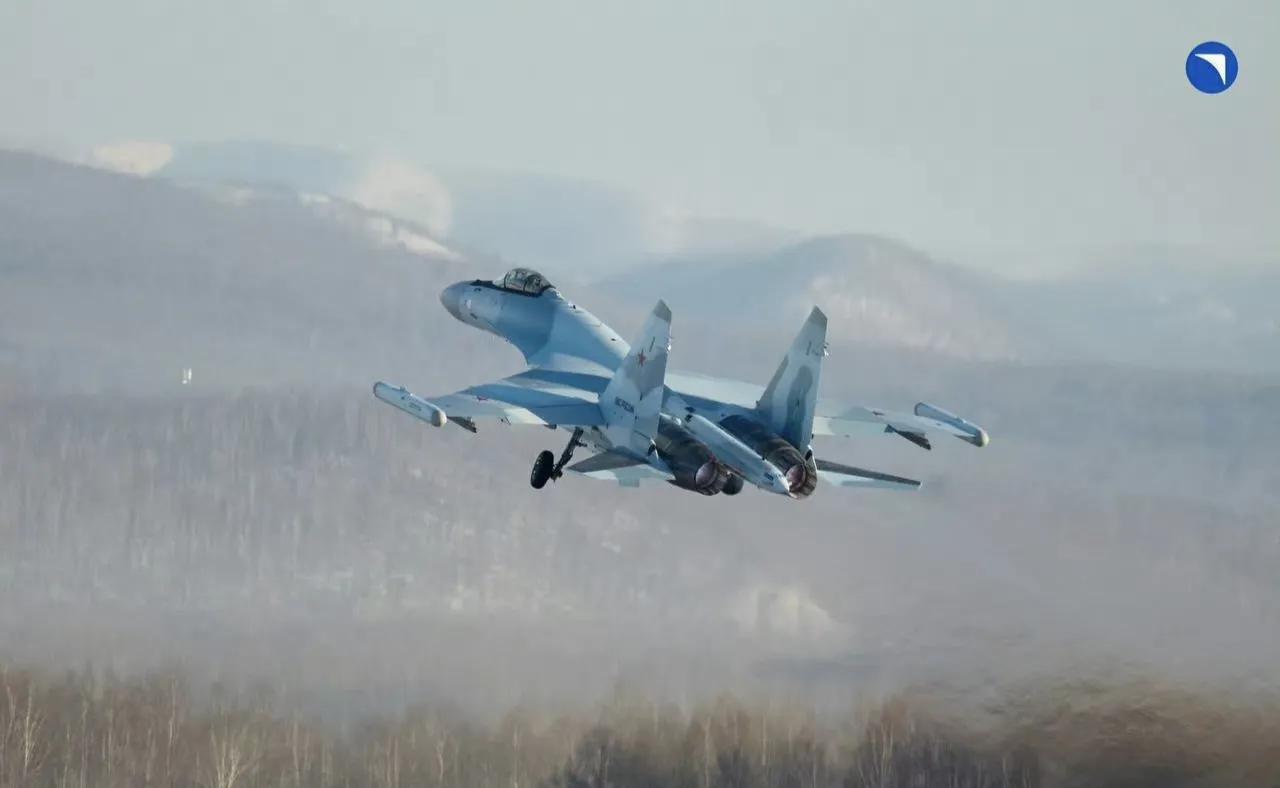 俄罗斯苏霍伊公司阿穆尔共青城工厂向俄罗斯空天军交付新一批苏-35S战斗机。在乌