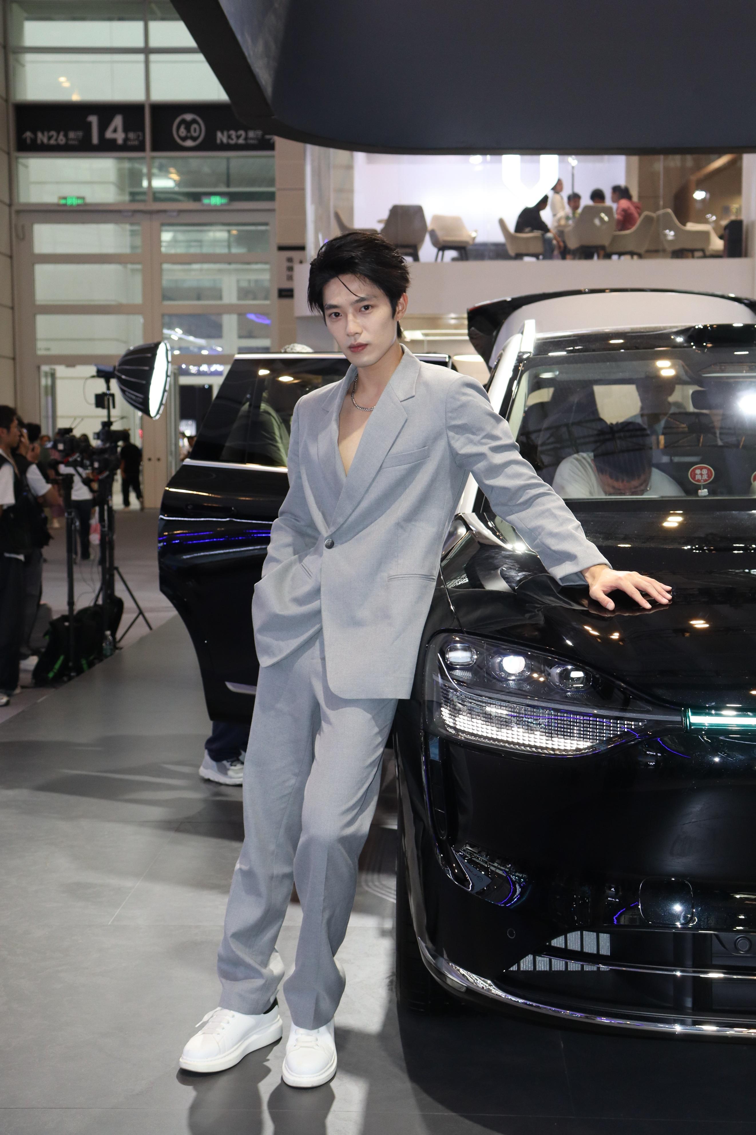 2025天津车展，帅气男模。