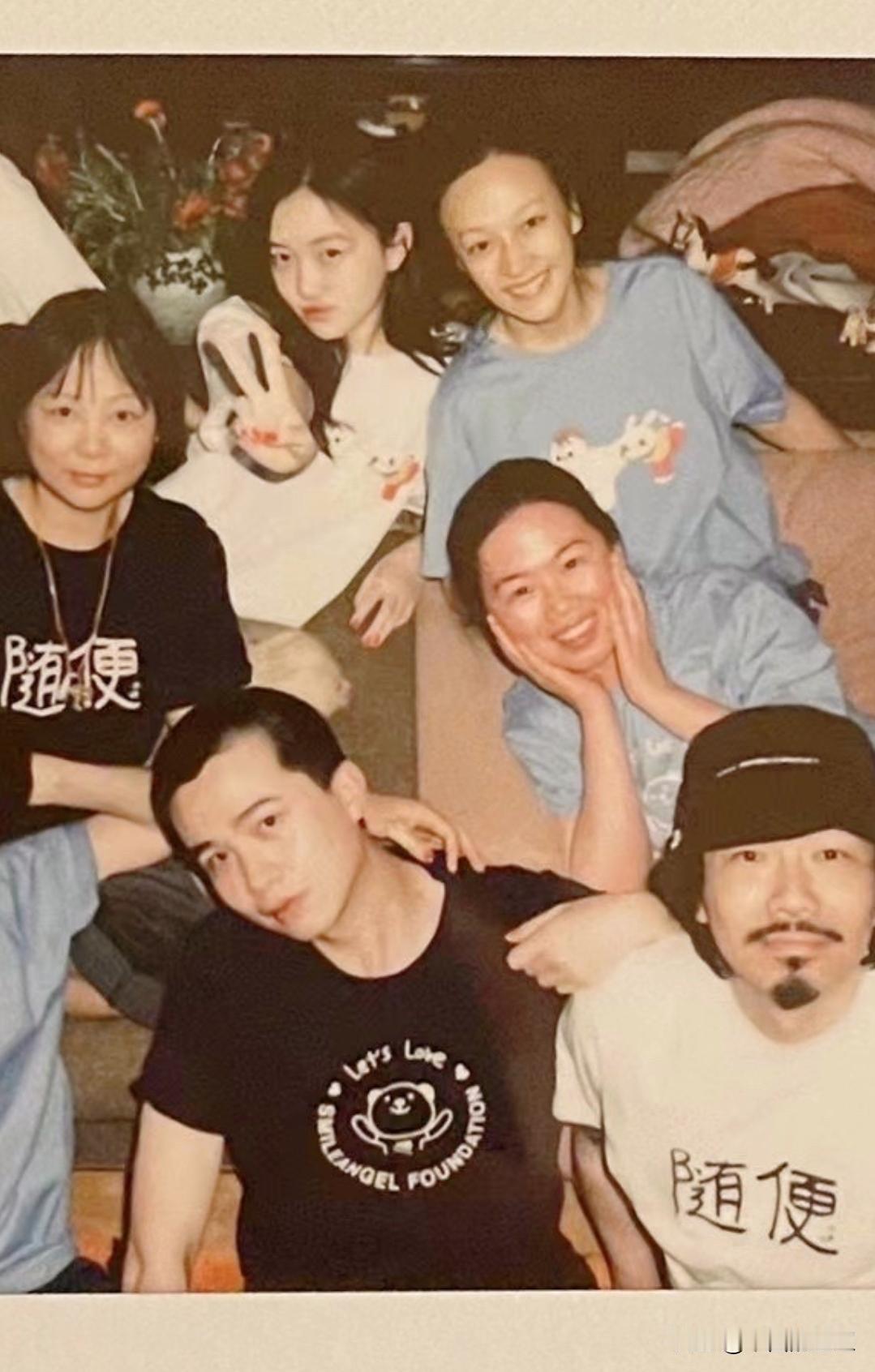李嫣侧面照不错，她这两张照片散发着青春美。