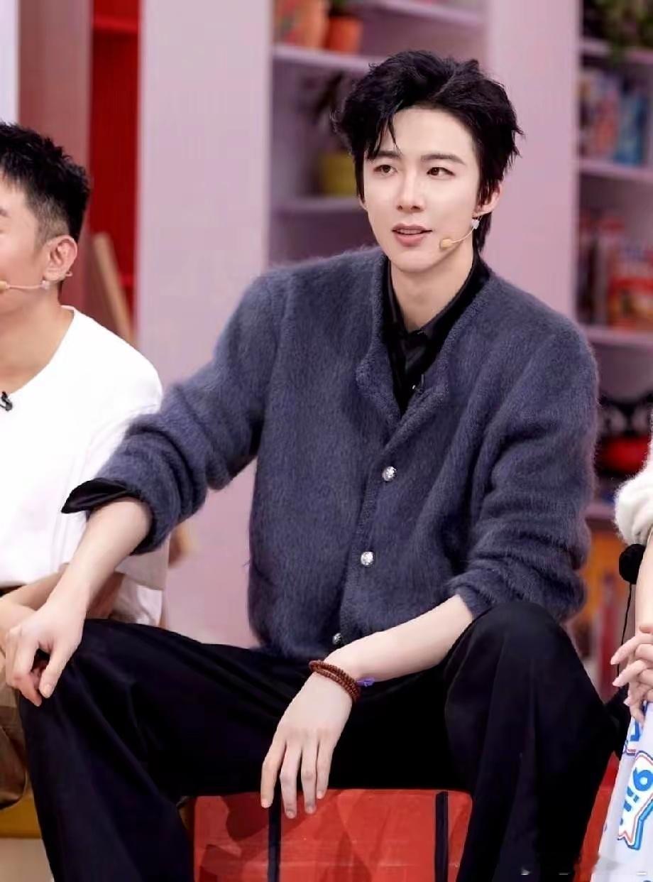 当镜头前的“黑点”成为网络焦点时，明星刘宇宁用一句“世界是巨大草台班子”秒懂了危