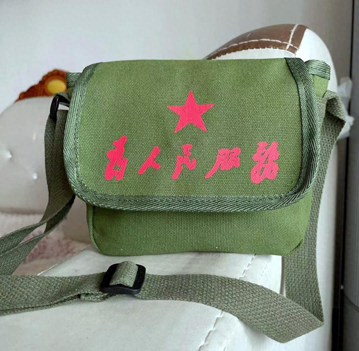 【喜欢痛包其实是一脉相传的】一代人有一代人的经典痛包。1970年代的痛包是：