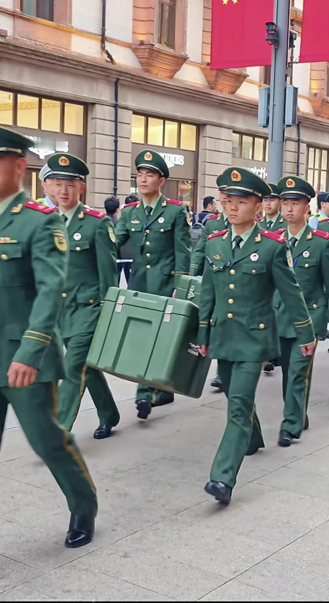 他们手中的大箱子是什么神秘装备呢？大家知道吗？上海街头，一队威武的武警战士们穿
