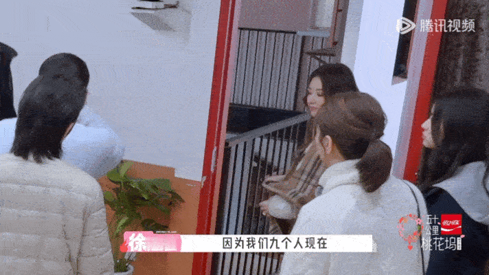 方媛坚持要住男生单人间如果是内耗型人格，大概会想：袁咏仪是不是客气？我住进去她