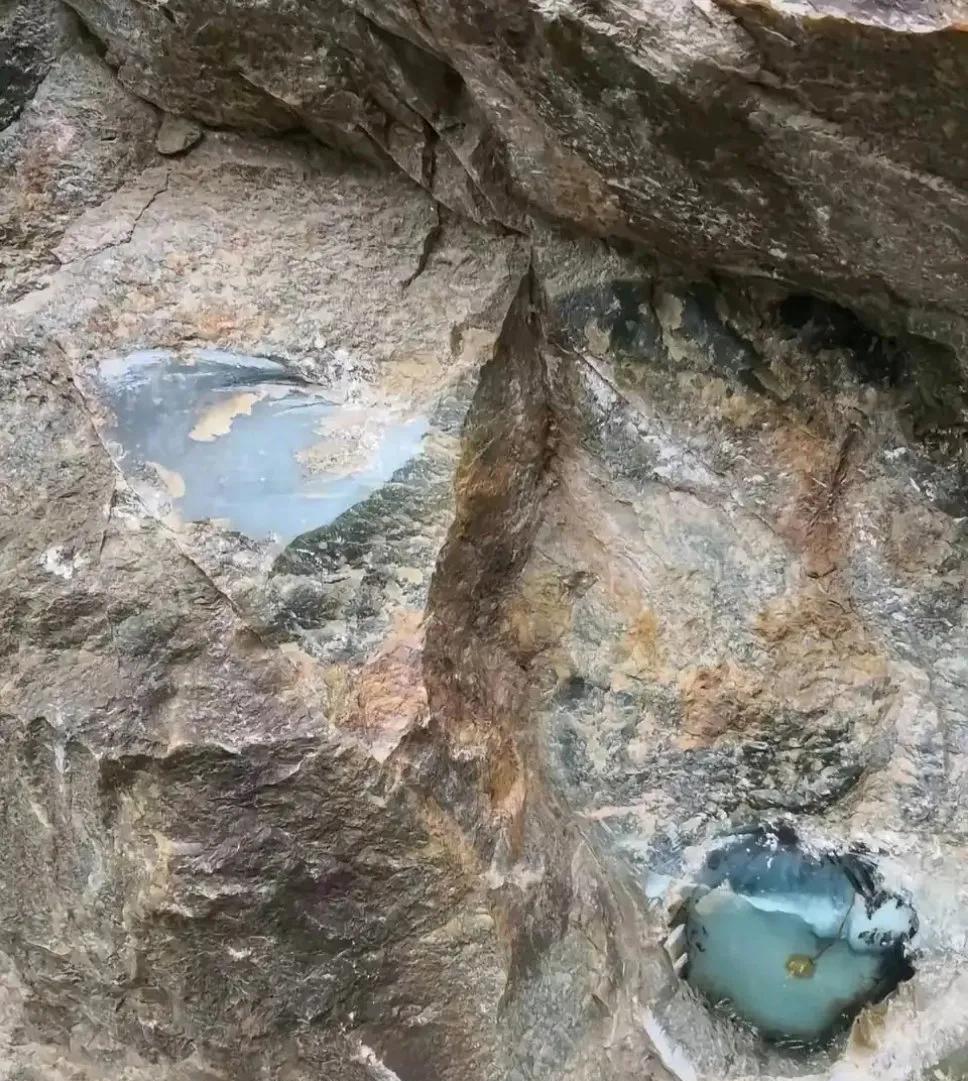 广大网友们，快帮我瞧一瞧爬山的时候看到的，是玉吗？