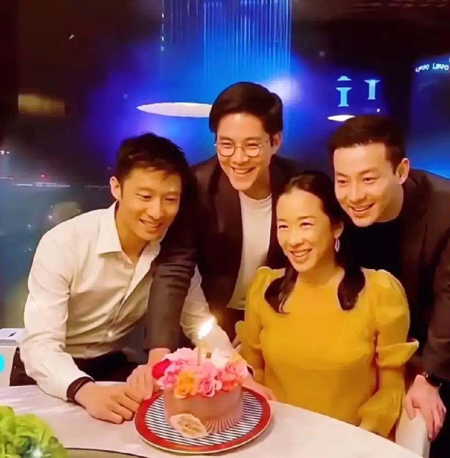 豪门合照C位，她稳站十年霍家三兄弟同框，郭晶晶永远站在婆婆朱玲玲身边。两位