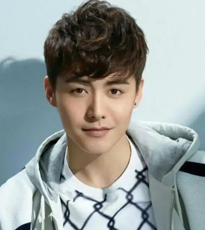 2010年，马天宇挣了700多万，他立刻给两个姐姐买房买车，可是事后却与姐姐保持