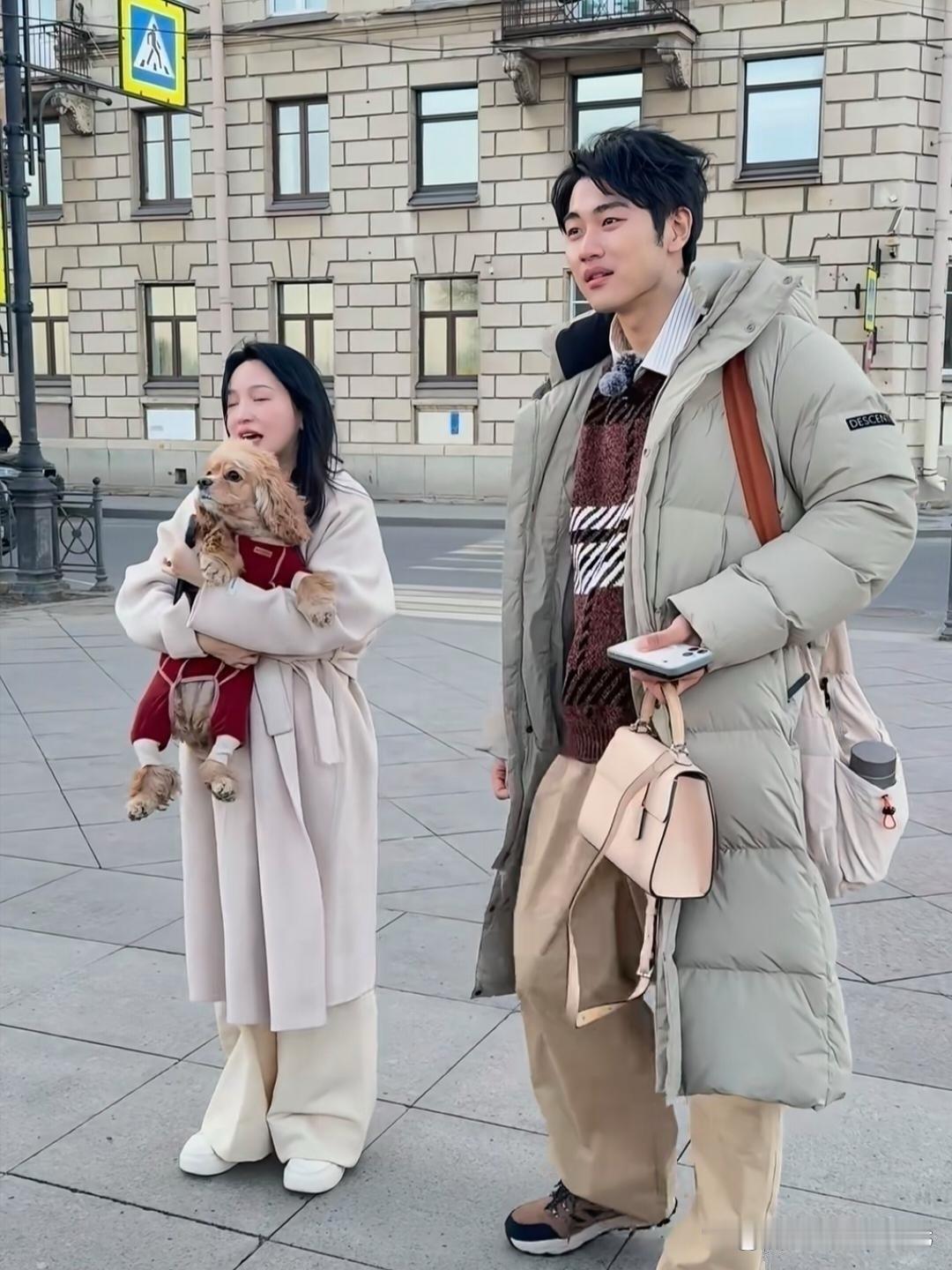 43岁金莎和未婚夫孙丞潇现身俄罗斯街头，她抱着小狗，身材看起来很矮小，在未婚夫身