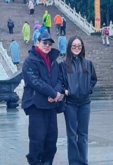 近日，62岁的李连杰携小女儿Jada现身安徽九华山，被网友偶遇并拍下路透照。镜