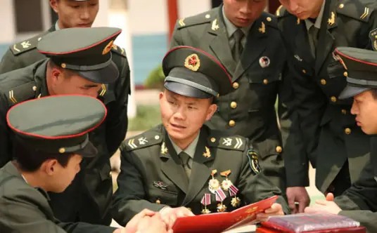 “闭嘴！老子摸一下怎么了！”2001年，一歹徒撕开女孩胸前的衣服，欲行不轨。女孩