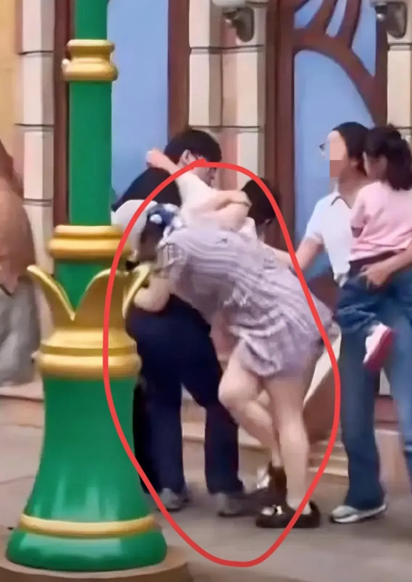 现在全网最破防的就是迪士尼事件中的女生。不是因为打小孩被骂，也不是因为帮着男