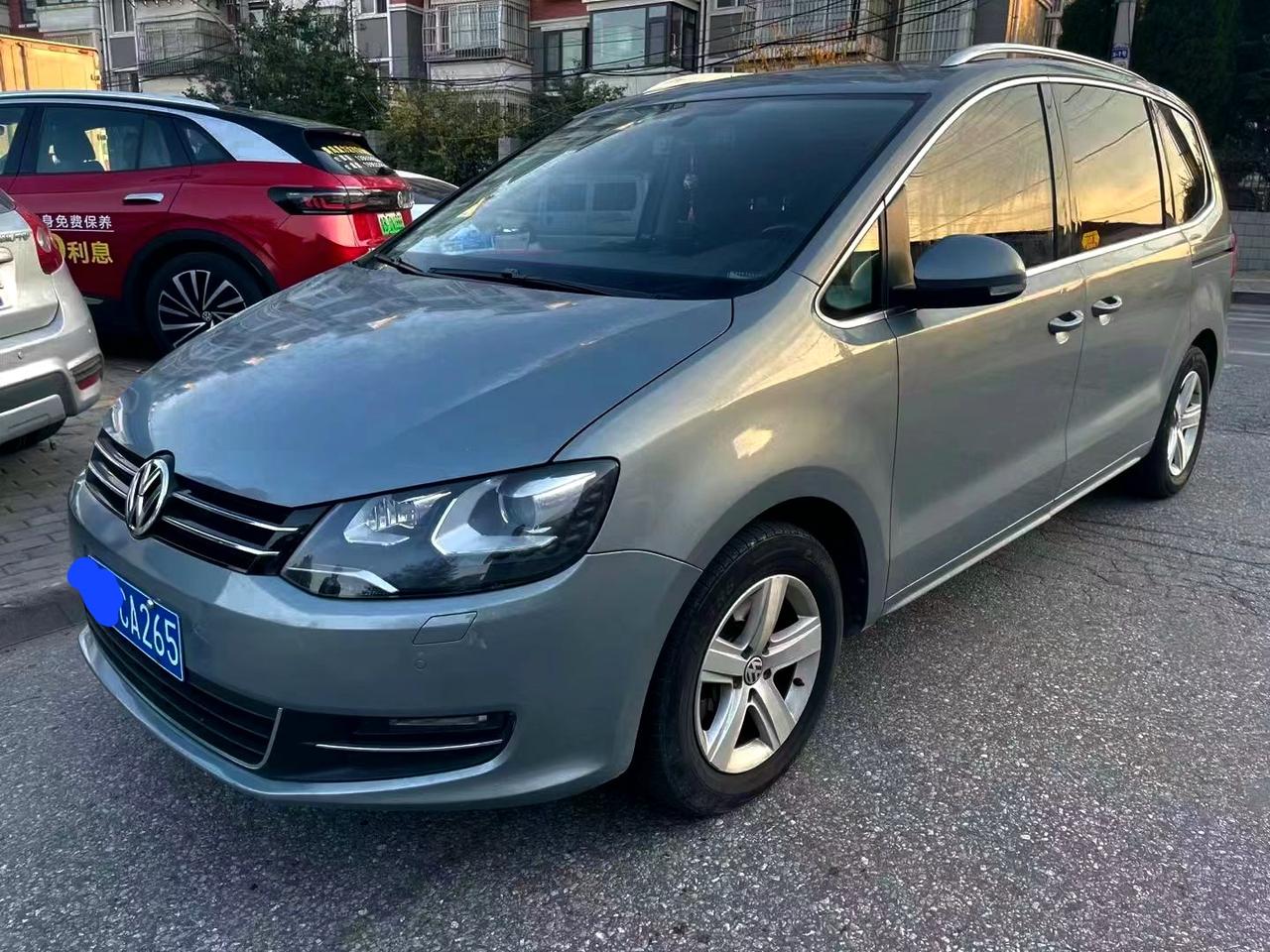 这车你们肯定熟悉，这是高尔夫的商务版，大众途安。这台车初期搭载1.4t发动机，动