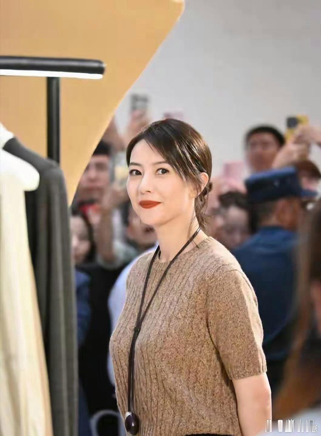 高圆圆的穿搭，把中年女性的优雅与高级感拿捏得恰到好处。​​​