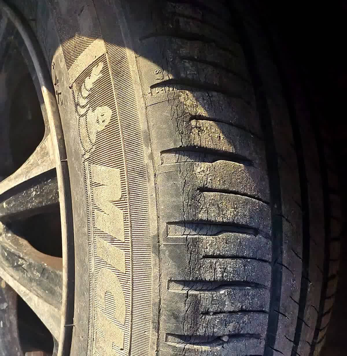 57个月的米其林还敢上高速？爆胎不是命大，是命悬一线！轮胎用了快5年，橡