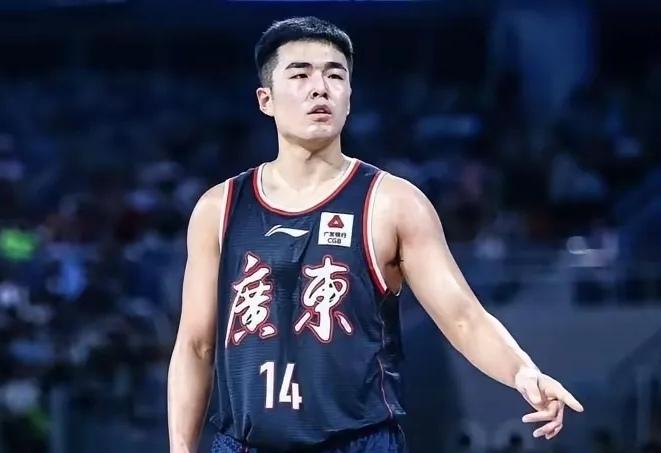 张文逸一年短约留守宏远，200万年薪匹配自身价值广东宏远正式和张文逸达成续