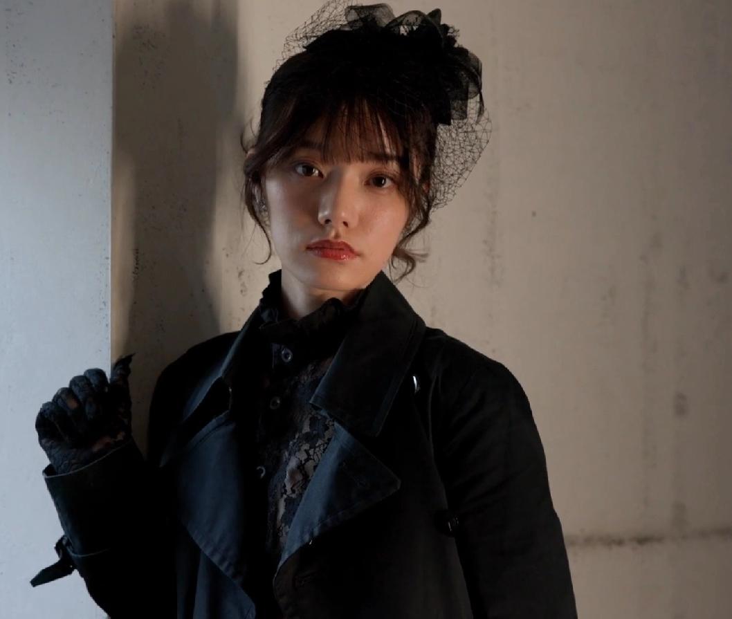 复古黑衣女郎，优雅而神秘。